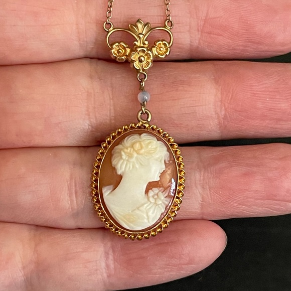 Vintage 10KT yellow gold hand carved shell cameo pendant necklace.